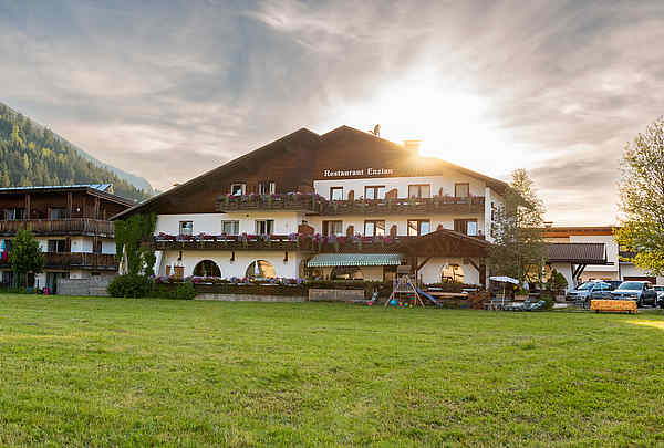 Ausssenaufnahme im Abendlicht, Pension Gasthof Enzian, Tannheim