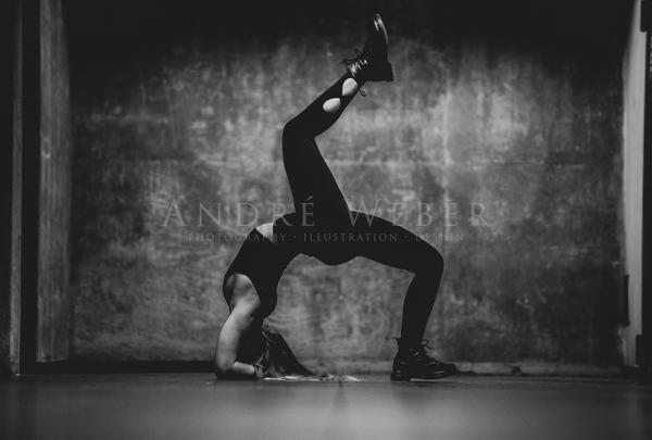 Yoga Lehrerin verbiegt sich mit Boots.