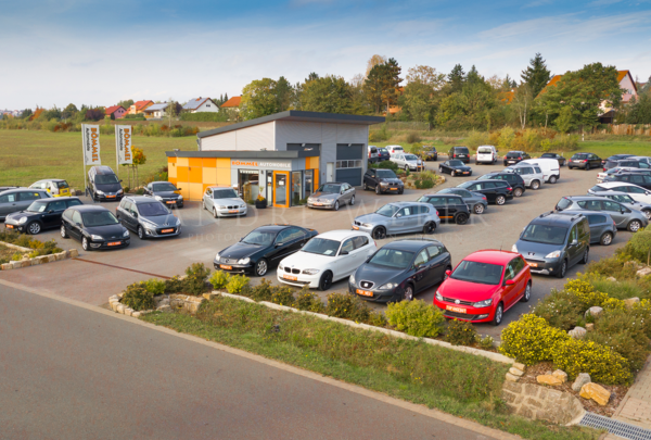 Bauabnahme, Brandschutz, Schadensermittlung Autohaus Bömmel bei Kitzingen mit Drohne fotografiert weißen