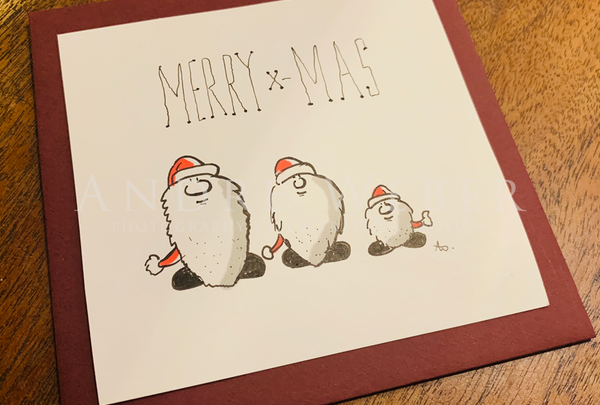Drei Nikoläuse klein, mittel,, Merry Christmas Weihnachtskarte weinrot, Hand illustriert Letraset Tria, Faber Castell Artist Pen