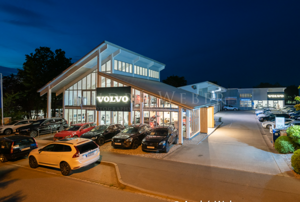 Bauabnahme, Brandschutz, Schadensermittlung,Autohaus Faber, Volvo in Würzburg nachts zur blauen Stunde aufgenommen mit Stativ von oben oder Drohne