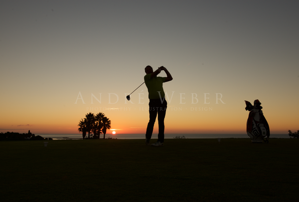Golflehrer in Portugal im Robinson Club, in Quinta da Ria in der Morgen Sonne. 