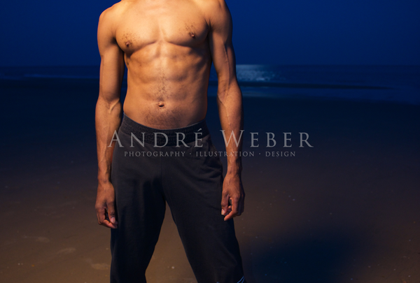 Muskulöser Mann am Strand von Portugal im Mondlicht fotografiert