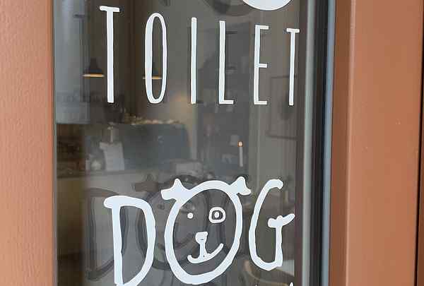 Beschriftung des Café Vollmund mit einem Hundeaufkleber, Doch friendly, Werbetechnik, in Würzburg