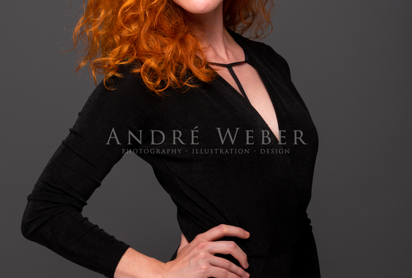 Frau mit roten Haaren elegant, im Business Look