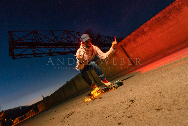 Gangster, Skateboard  mit fucking fingern fährt durch Feuer 