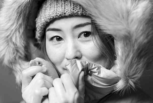 Japanerin mit Pelzmantel blickt in die Kamera