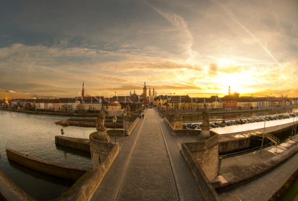 Alte Mainbrücke in Würzburg bei Sonnenaufgang aus 7,5 m von oben aufgenommen Foto von oben mit Drohne