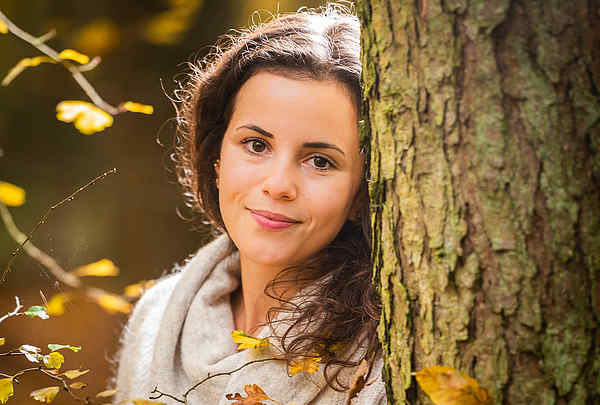 Porträt einer schwarzhaarigen Frau im Wald an einen Baum, Tauberbischofsheim, Hanna Beck