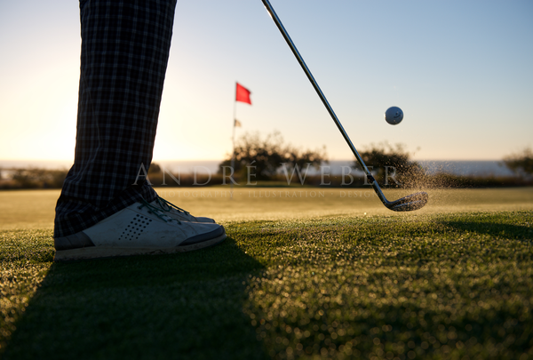 Golfspieler beim Einlochen im Gegenlicht der Morgen Sonne auf einem Golfplatz im Quinta da Ria Robinson Club, in Portugal an der Algarve, bei Tavira