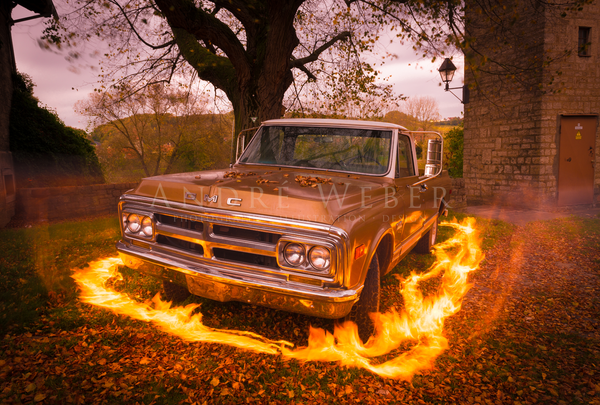 Alter GMC Pick up steht in Flammen