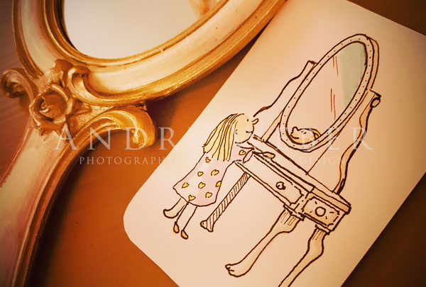 Letraset Tria, Faber Castell Artist Pen, Kleines Mädchen am schminkt Tisch greift nach einem Spiegel, oder schaut in einen Spiegel