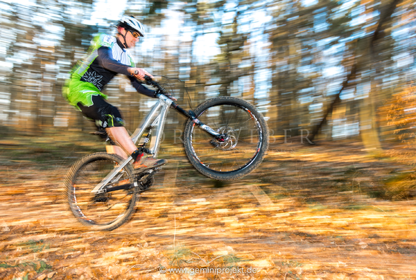 Mountainbiker vom DAV Würzburg fährt auf dem Hinterrad durch den Wald