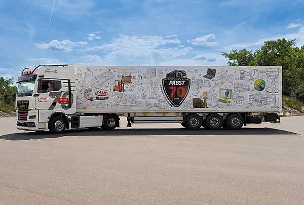 Wimmelbild Illustration auf einem Show Truck von Pabst Transport in Gochsheim