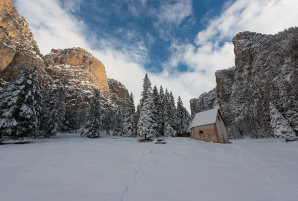 Dolomiten im Winter, Nähe Wolkenstein Italien, mit kleiner Kapelle