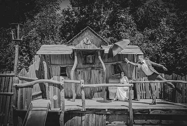 Hochzeitsfoto eines Paares auf einem Spielplatz Bahnhof am Brückenbaron bei Würzburg