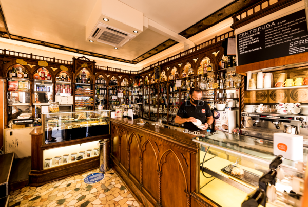 Bar Ducale in Venedig, bei Sonnenschein, Theke Dresen